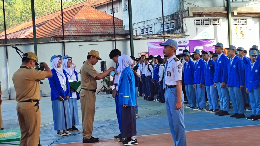 Kepala SMK Muhammadiyah 2 Andong, M. Agus Sriyono, S.Pd., M.Pd., membuka kegiatan MPLS Tahun Pelajaran 2026/2027 yang diikuti sekitar 400 peserta didik baru.